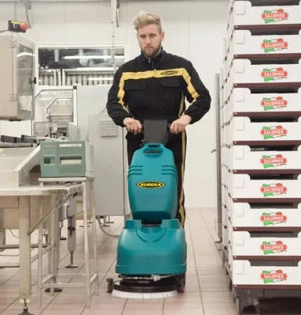 Eureka E36 B akkumulátoros padlótisztító gép raktárban takarít