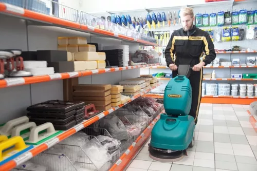 Eureka E36 B akkumulátoros padlótisztító gép boltban takarít csempés padlót