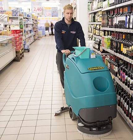 Eureka E50 Base ipari raktár csarnok gyártóüzem csiszolt beton padlón takarít