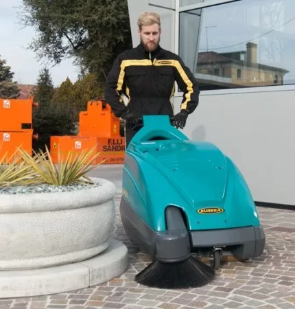 Eureka Kobra SH Honda benzines szívó seprőgép kültéren seper 