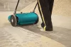 Eureka Picobello 151 ipari kézi seprőgép parkolóban takarít kavicsot