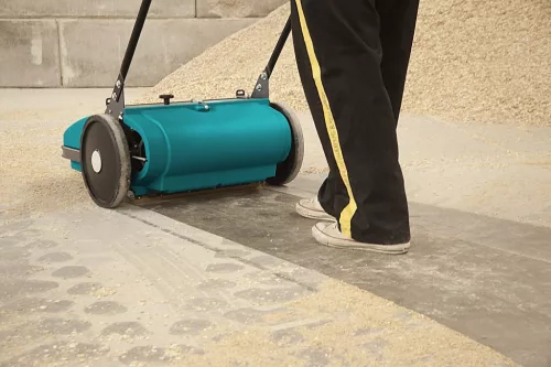Eureka Picobello 151 ipari kézi seprőgép parkolóban takarít kavicsot