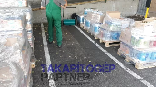Eureka Picobello 151 ipari kézi seprőgép gyártelepen port, falevelet és egyéb piszkot seper