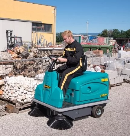 Eureka Rider 1201 EB akkumulátoros seprőgép kültéren seper