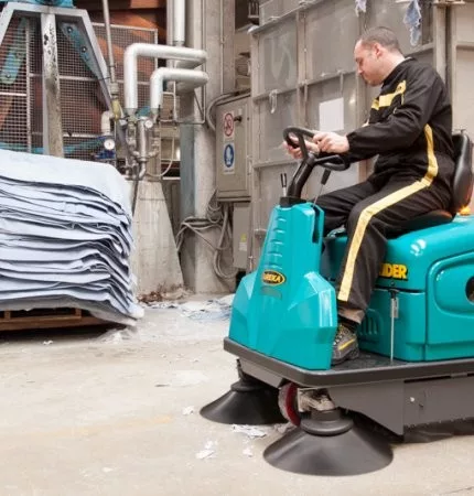 Eureka Rider 1201 EB akkumulátoros seprőgép raktárban port piszkot seper 