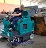 Eureka Xtrema EB akkumulátoros iparim seprőgép hidraulikusan magasba emelt szeméttartály kiürítése