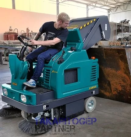 Eureka Xtrema EB akkumulátoros iparim seprőgép hidraulikusan magasba emelt szeméttartály kiürítése